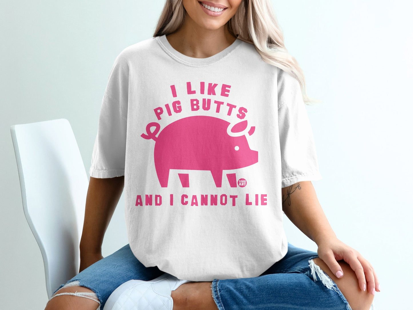 White t-shirt with pink pig graphic and text: "I like pig butts and I cannot lie".