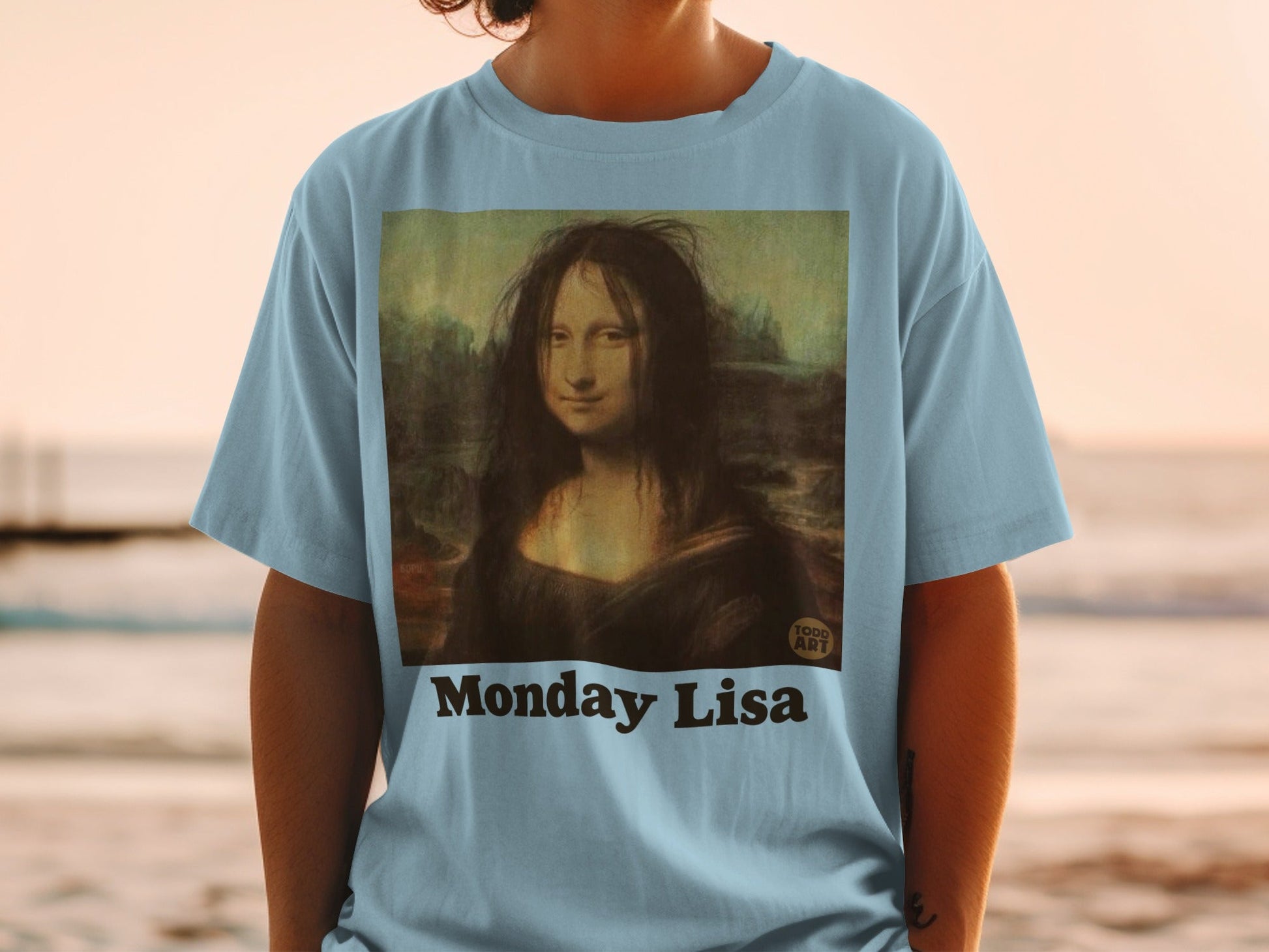 T-shirt with "Monday Lisa" text and Mona Lisa painting.