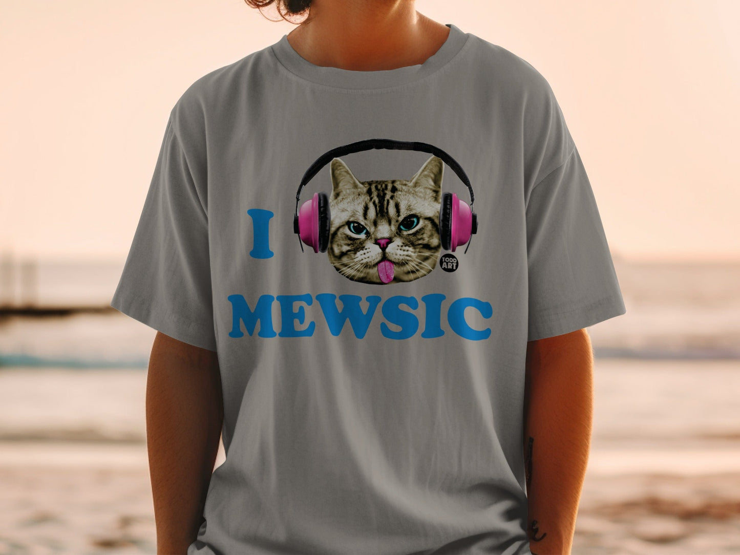Grey t-shirt with "I MEOWSIC" text and a cat wearing headphones.