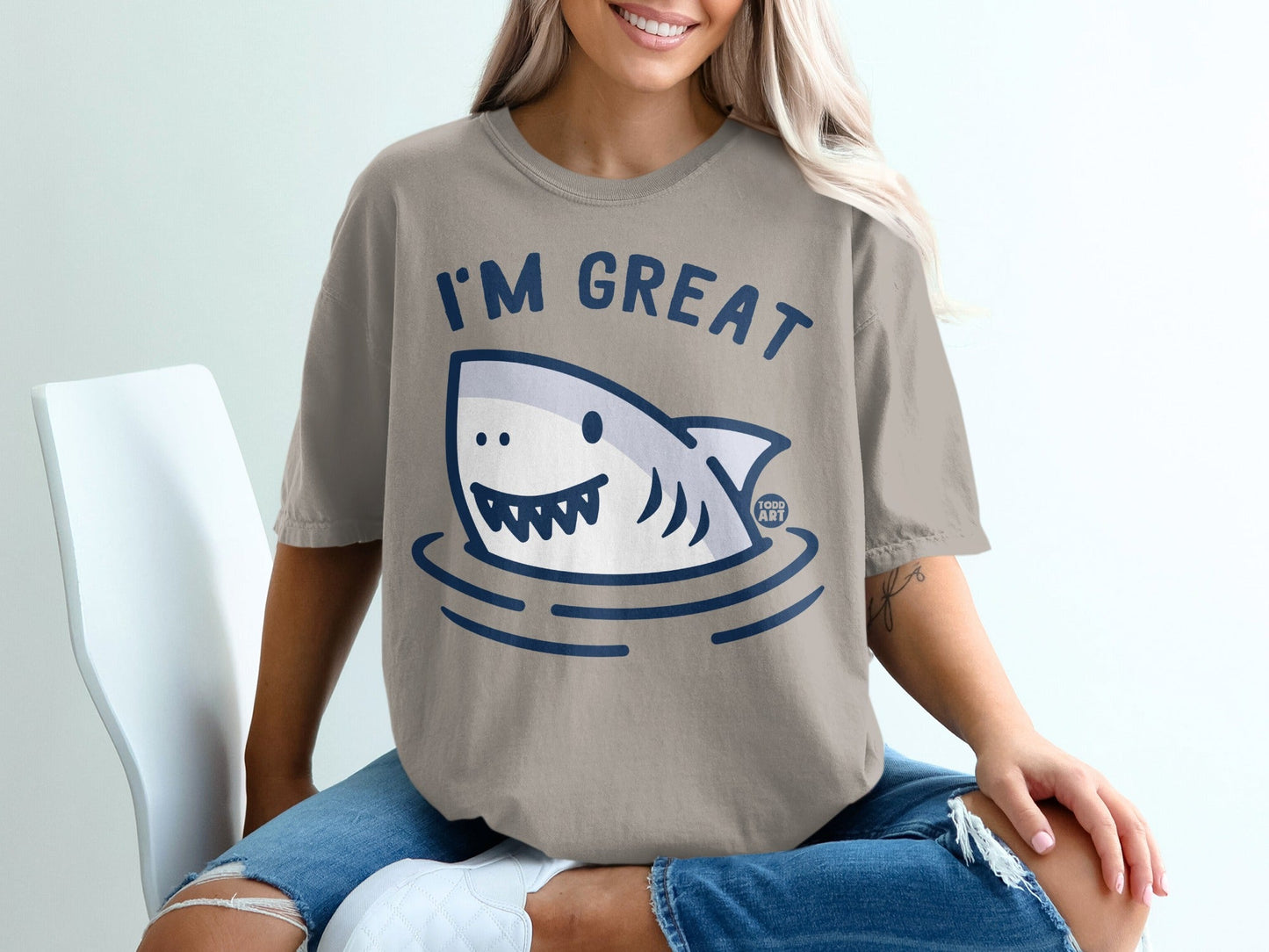 T-shirt with cartoon shark and "I'M GREAT" text.