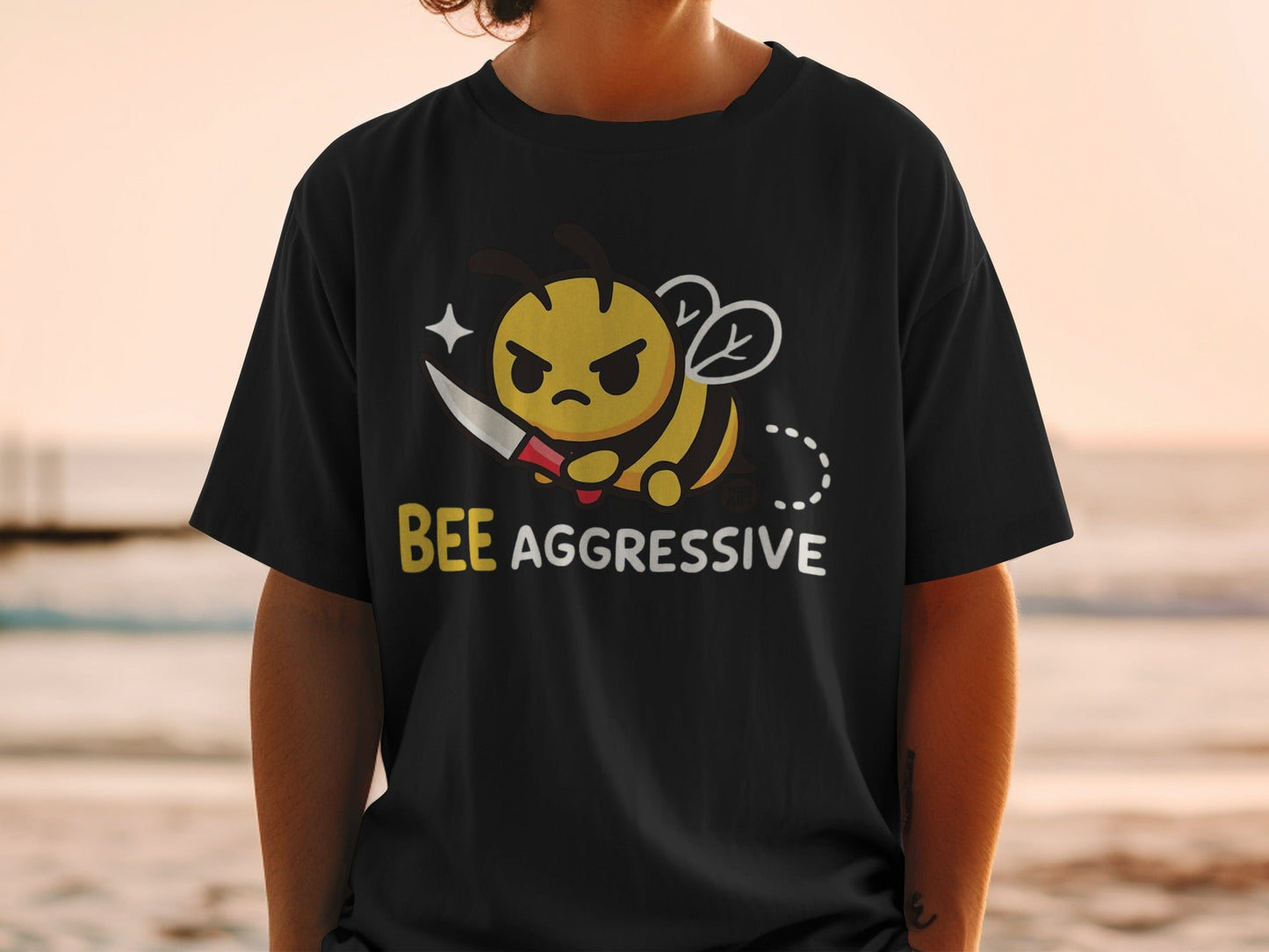 BEE Aggressive Cartoon Graphic T-shirt for Fun Style