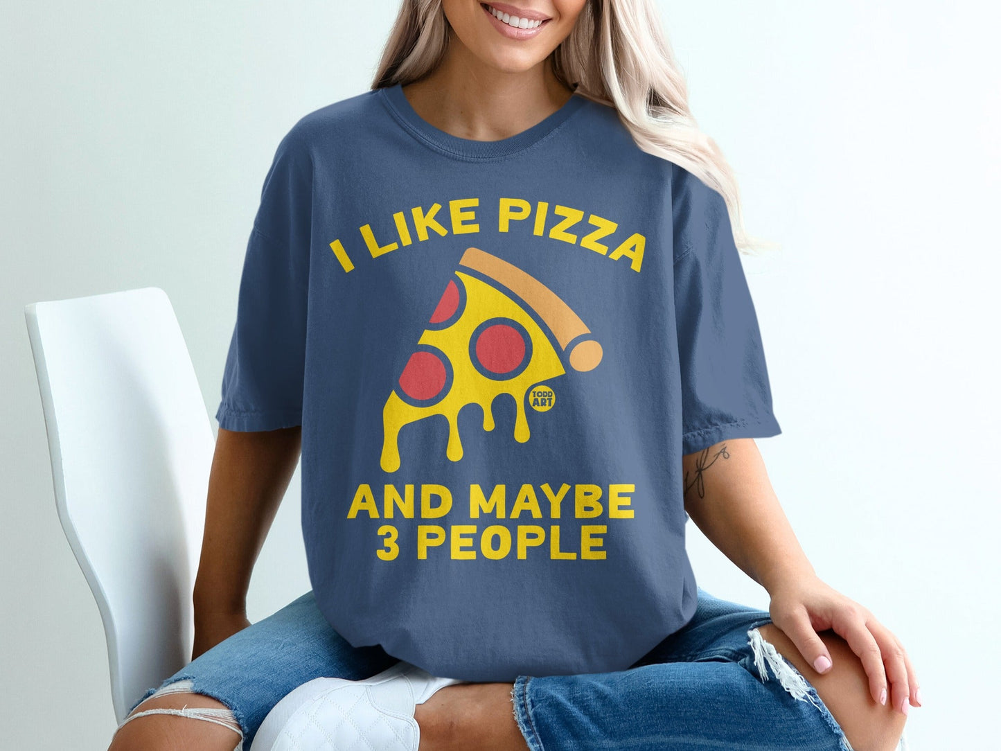 Blue t-shirt with yellow text "I LIKE PIZZA AND MAYBE 3 PEOPLE" and pizza slice graphic.