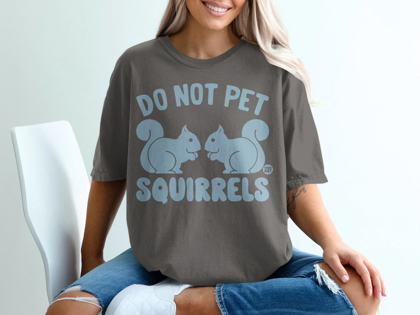 Dark gray t-shirt with "DO NOT PET SQUIRRELS" and two cartoon squirrels.