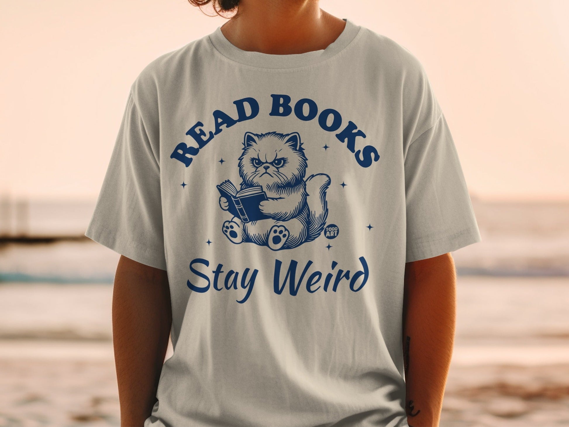 Read Books Stay Weird Cat Design T-shirt