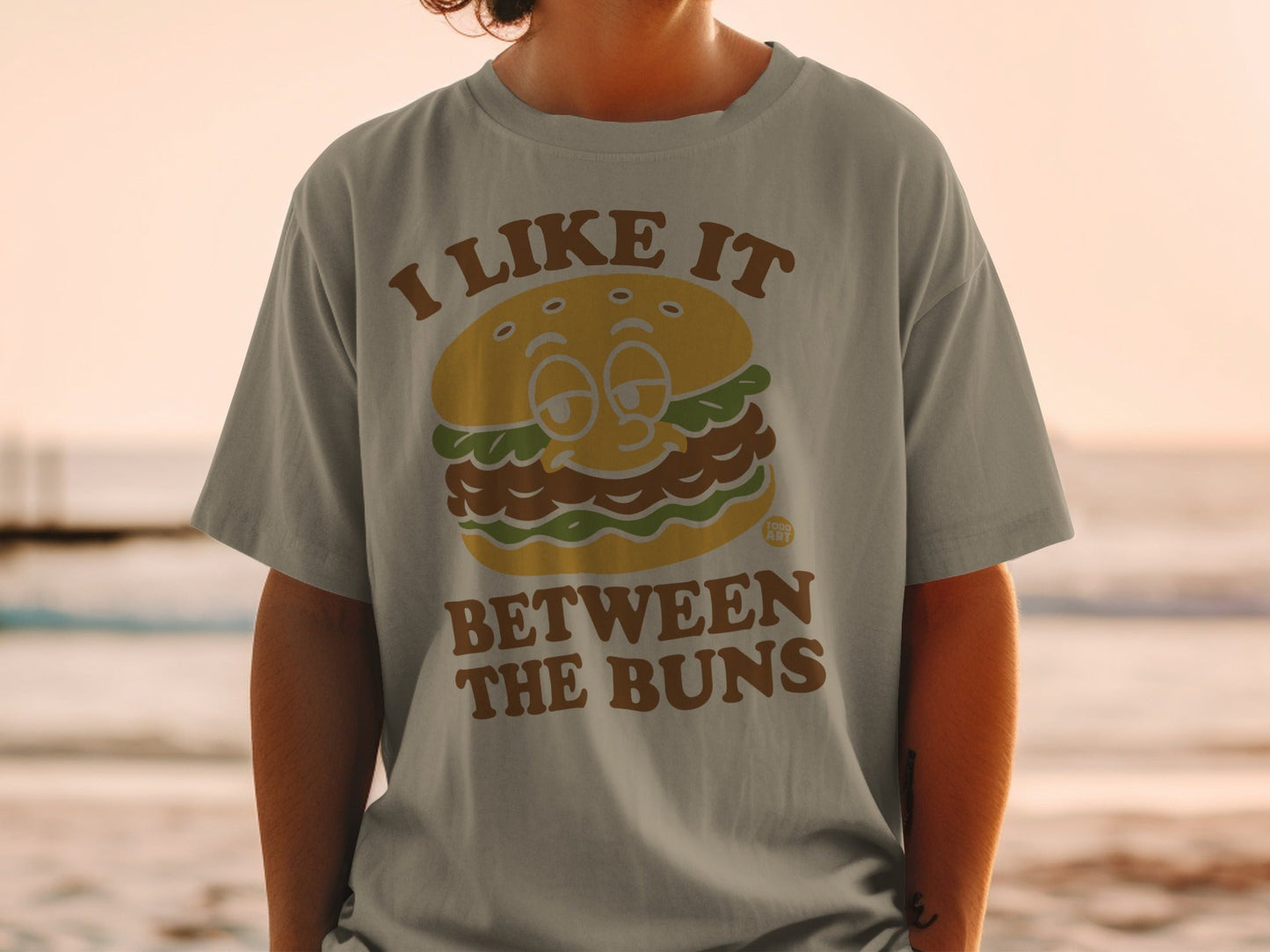 I Like It Between The Buns Graphic T-shirt