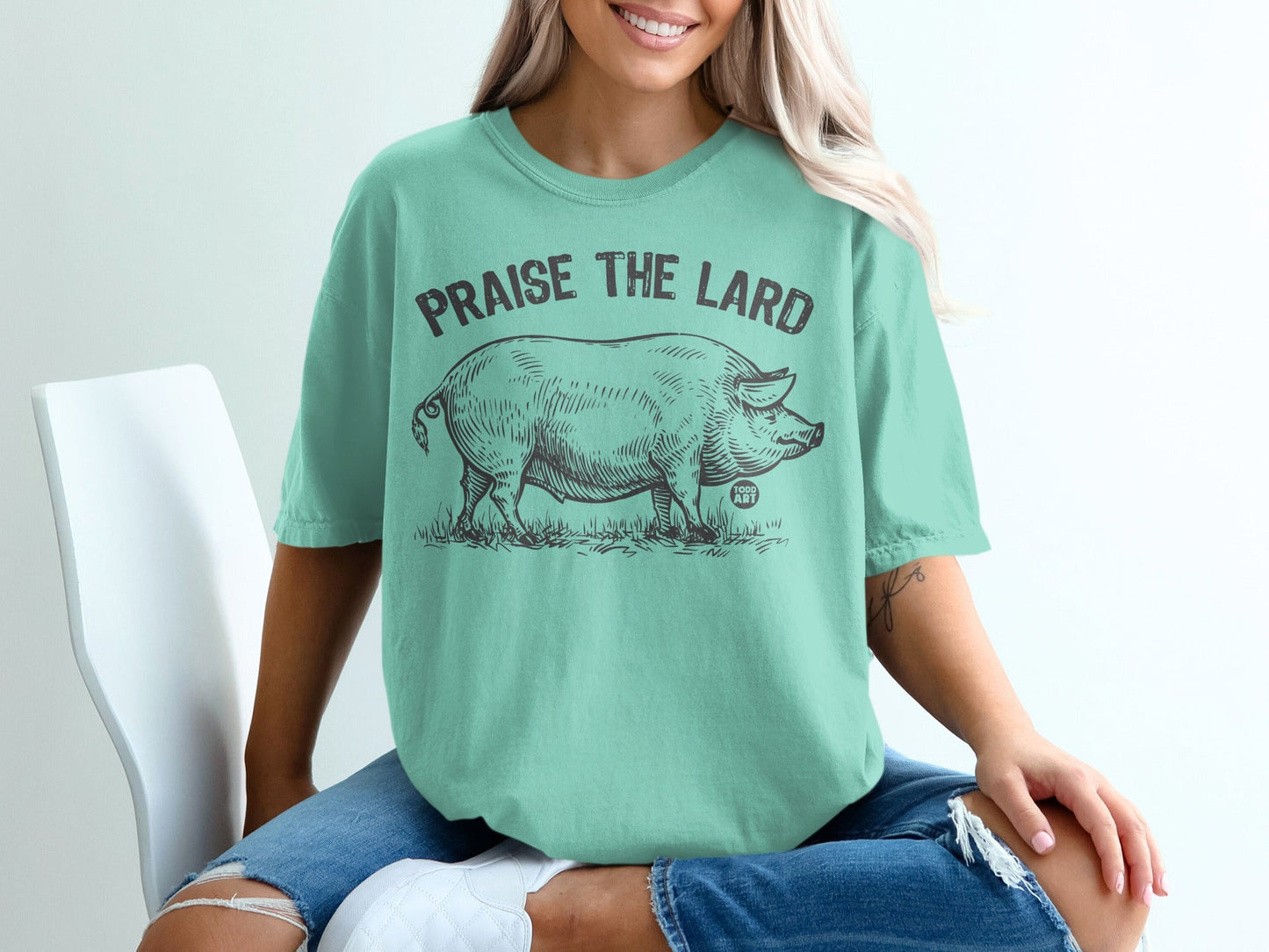 T-shirt with a vintage pig illustration and "Praise the Lard" text.