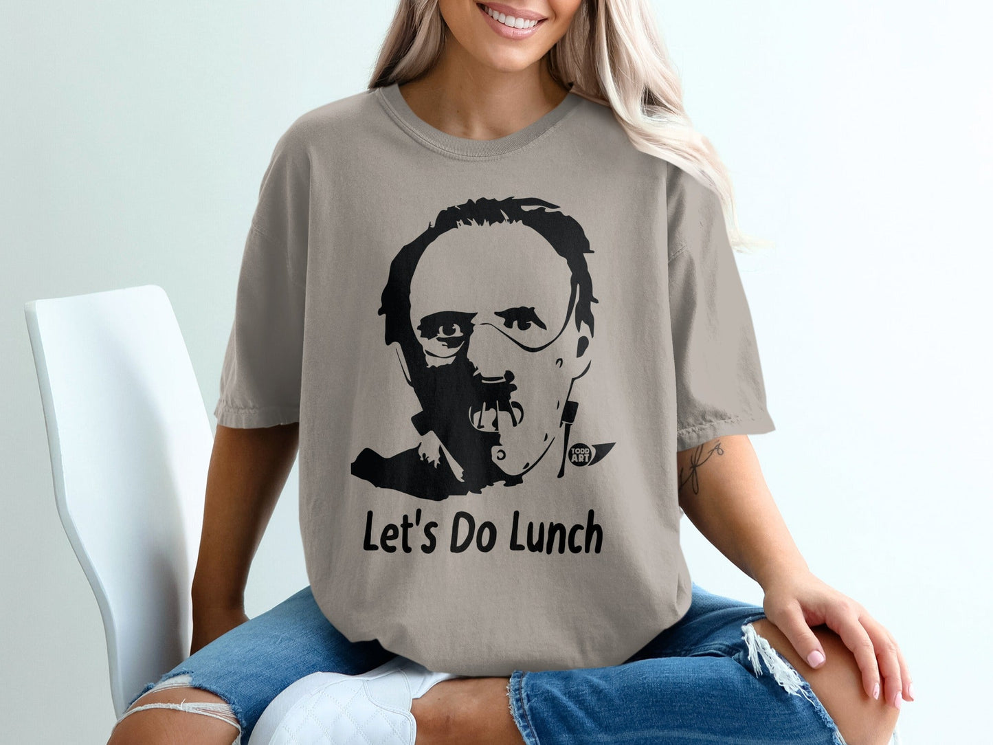 T-shirt with a black and white illustration of Hannibal Lecter and the text "Let's Do Lunch".
