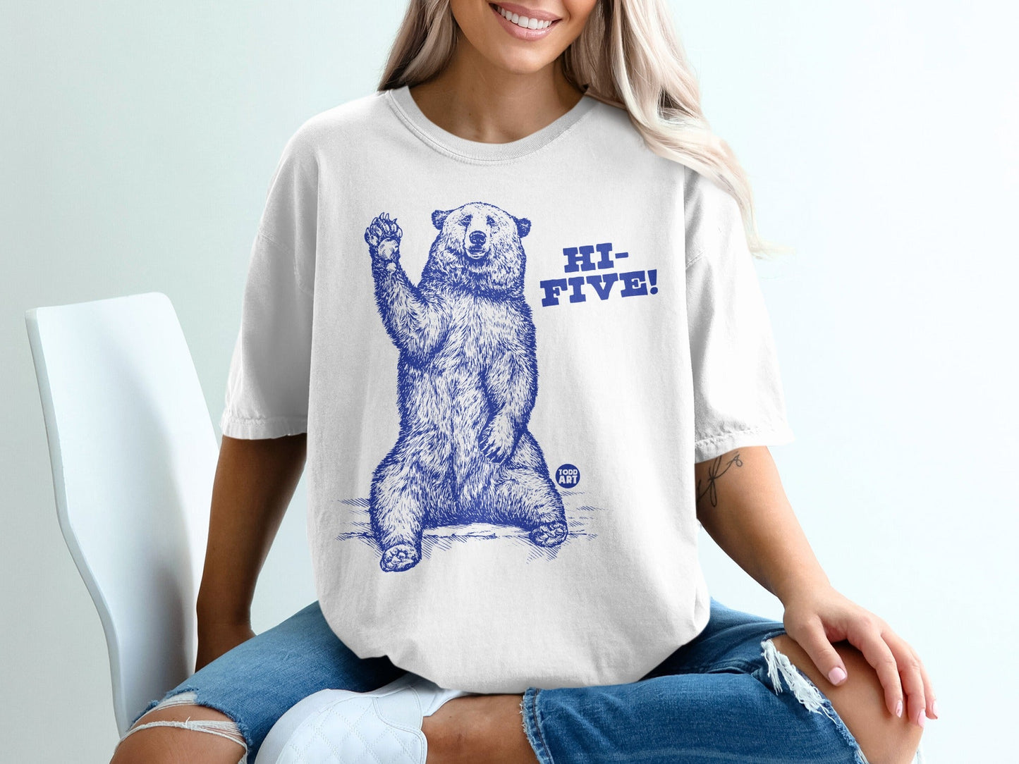 Hi-Five Bear Graphic Oversized T-Shirt for Casual Wear