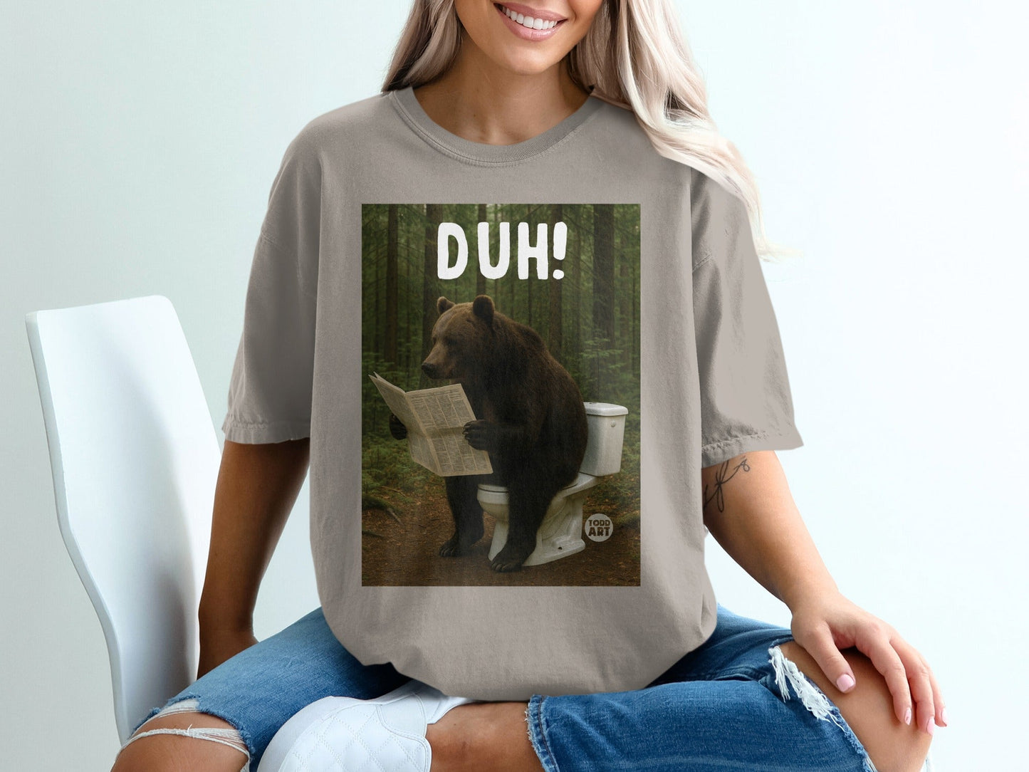Funny Bear Duh! Reading Newspaper on Toilet T-shirt
