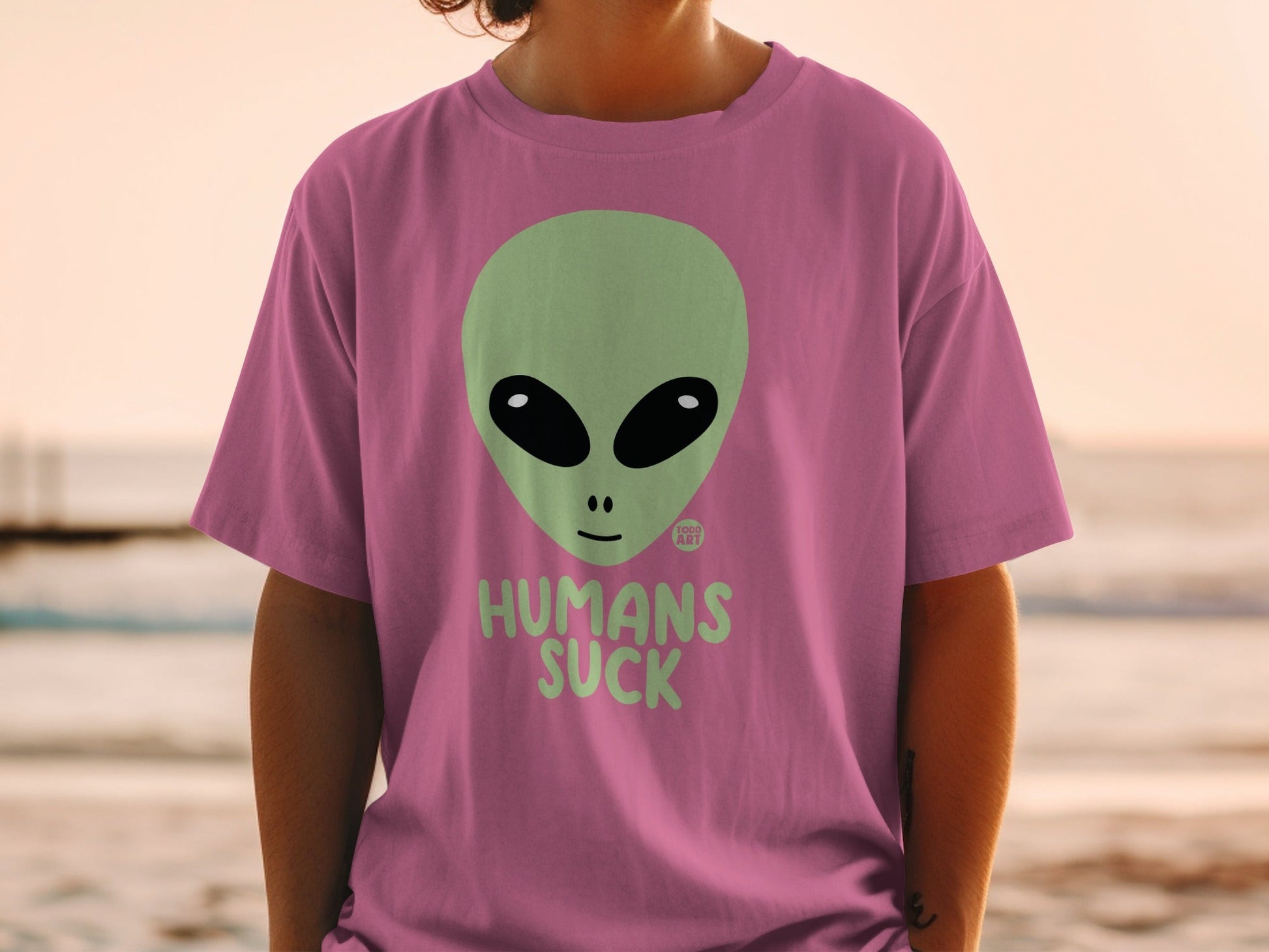 Humorous Alien Graphic Humans Suck Design T-Shirt