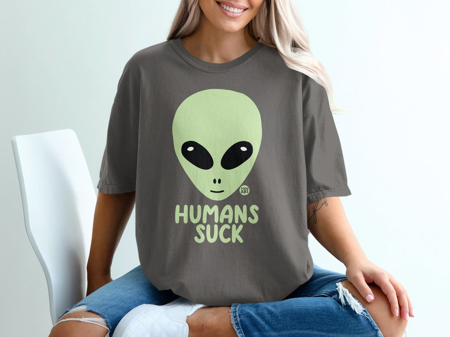 Humorous Alien Face with Humans Suck Graphic T-shirt