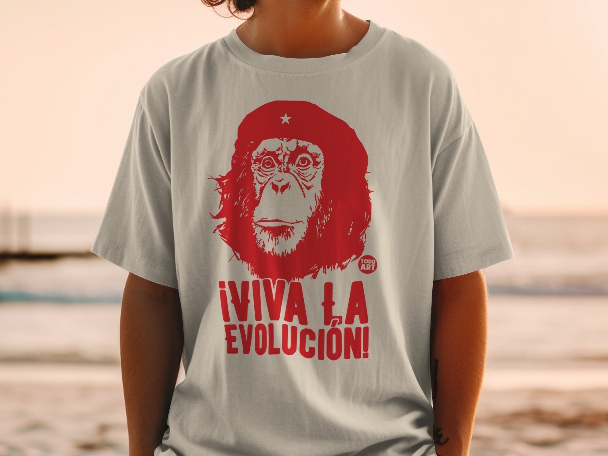 Red graphic t-shirt with a monkey's face and "¬°VIVA LA EVOLUCI√ìN!" text.