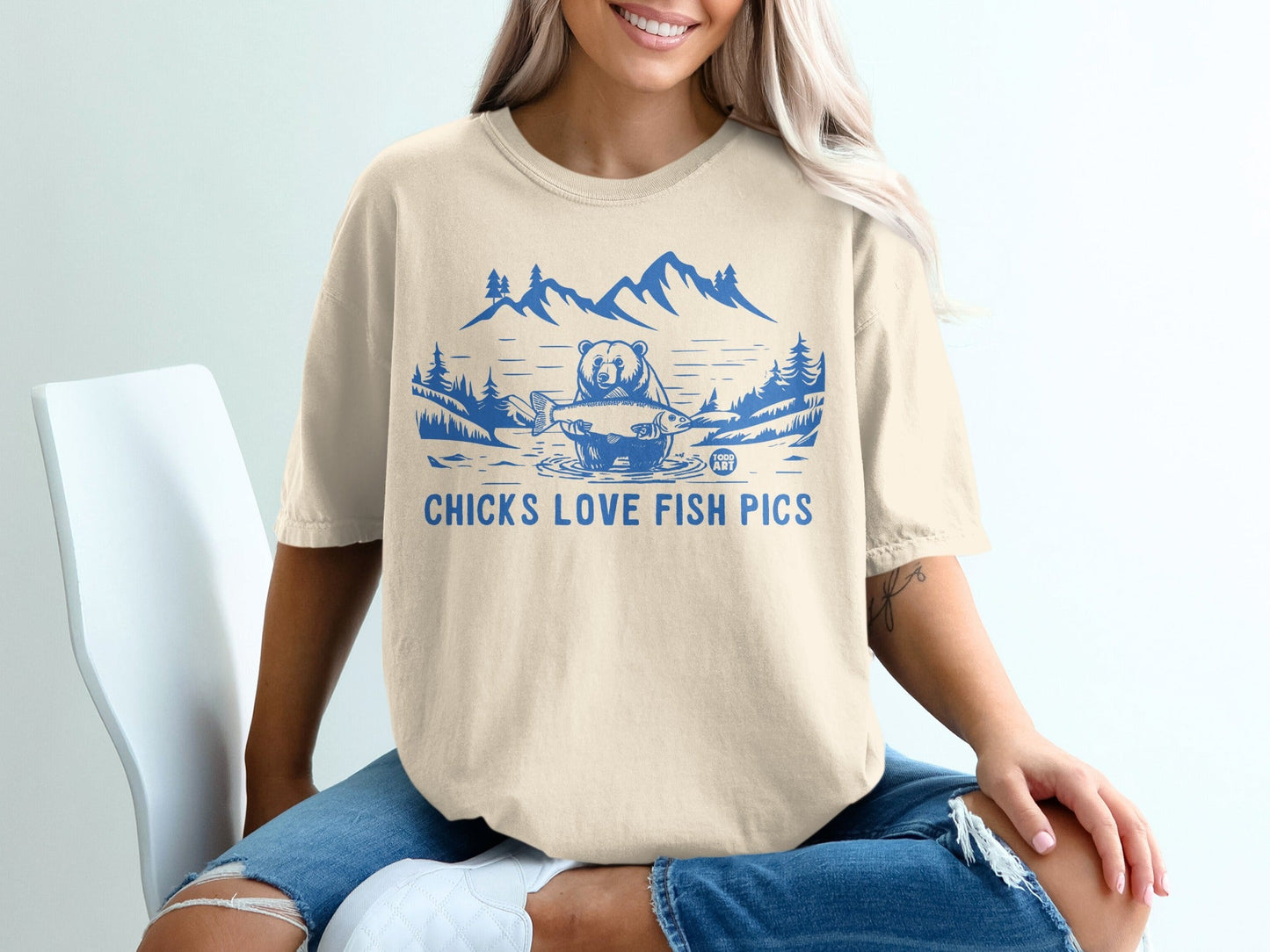 Chicks Love Fish Pics Graphic Casual T-Shirt