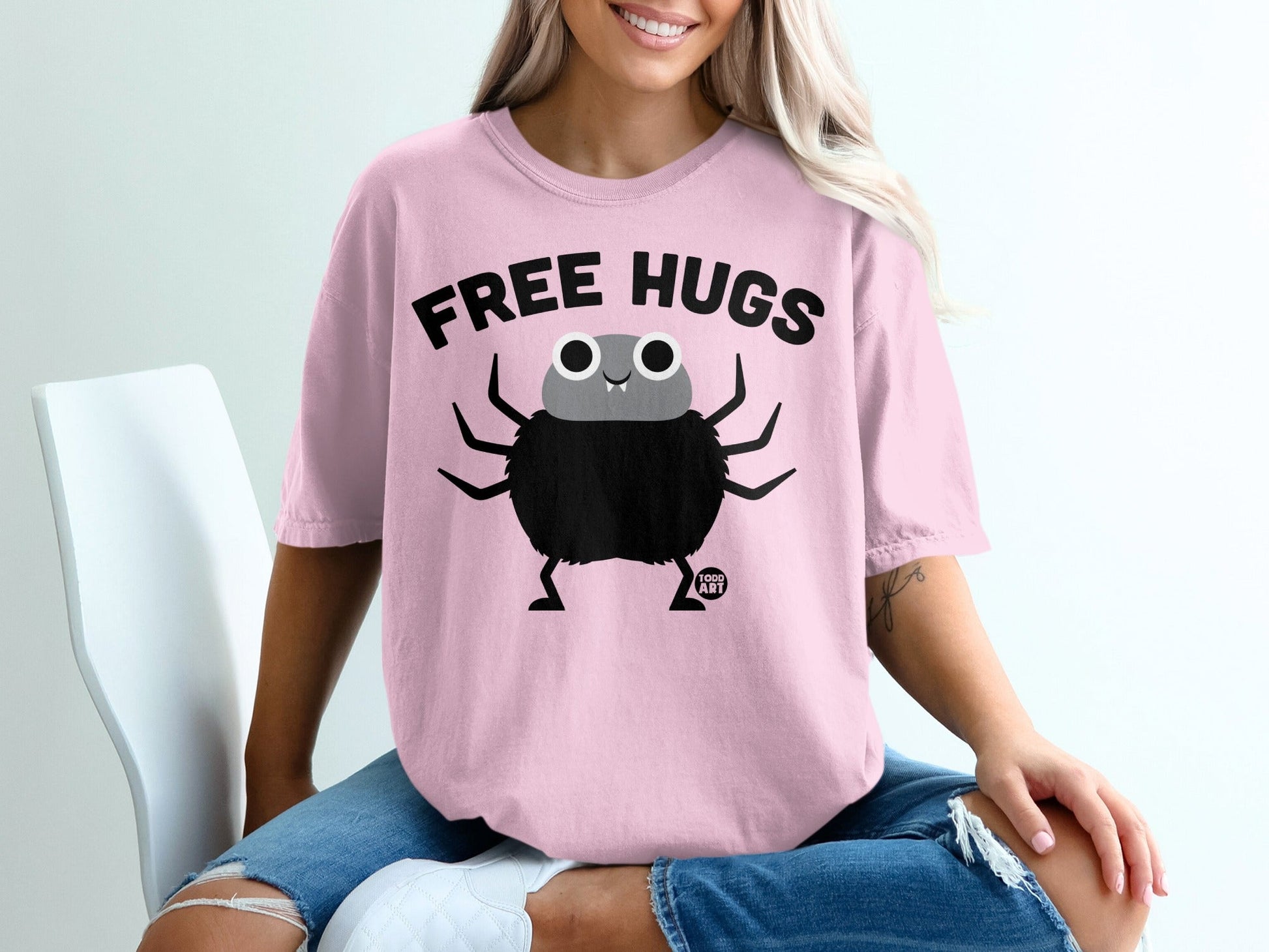 Cute Spider Free Hugs Graphic T-Shirt for Fun Apparel