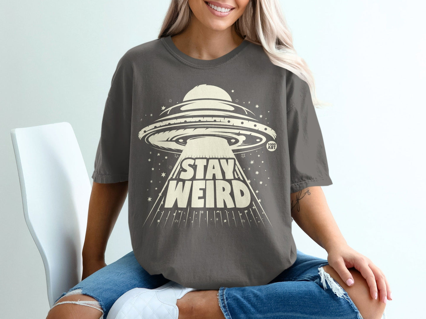 Stay Weird UFO Graphic Tee Perfect for Casual Wear