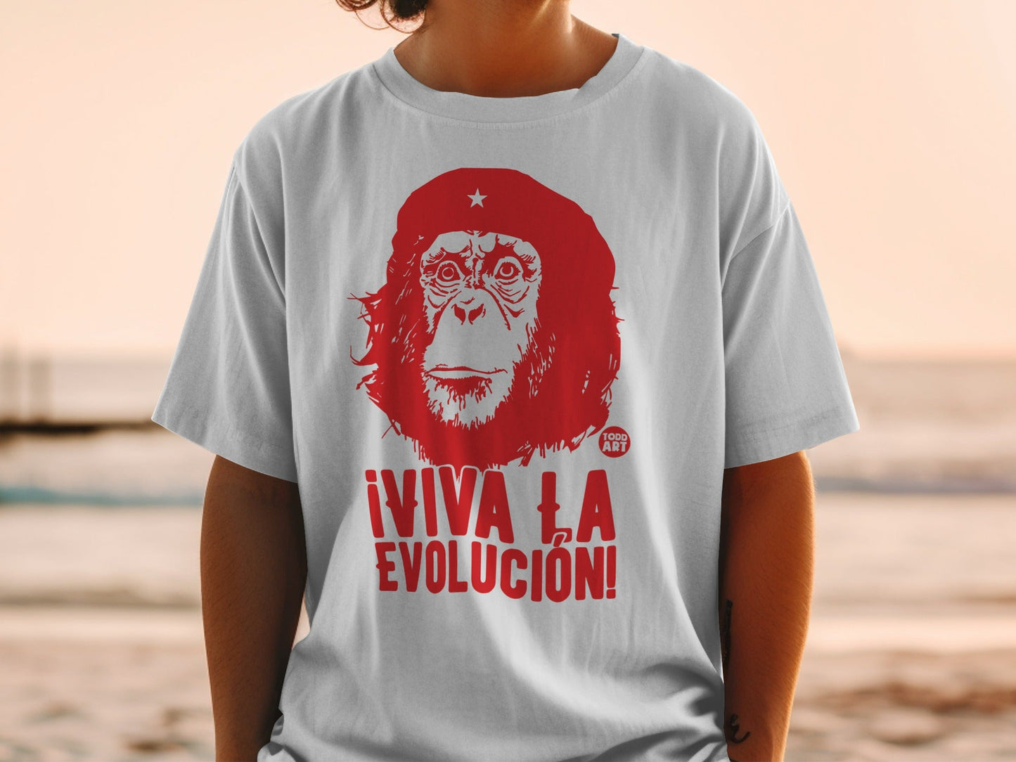 Red graphic of a monkey wearing a beret with text ¬°VIVA LA EVOLUCI√ìN!