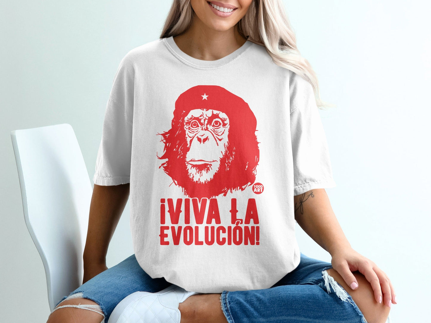 White t-shirt with red graphic of Che Guevara and "Viva la Evoluci√≥n!" text.