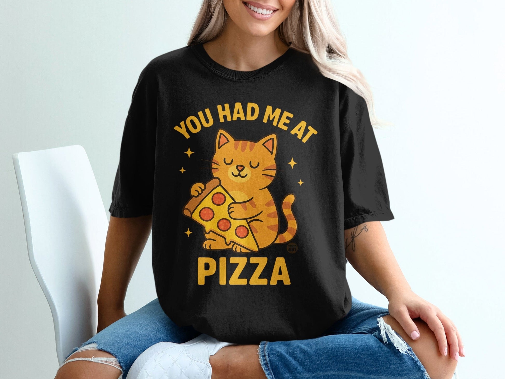 Black t-shirt with a smiling cat holding a slice of pizza.