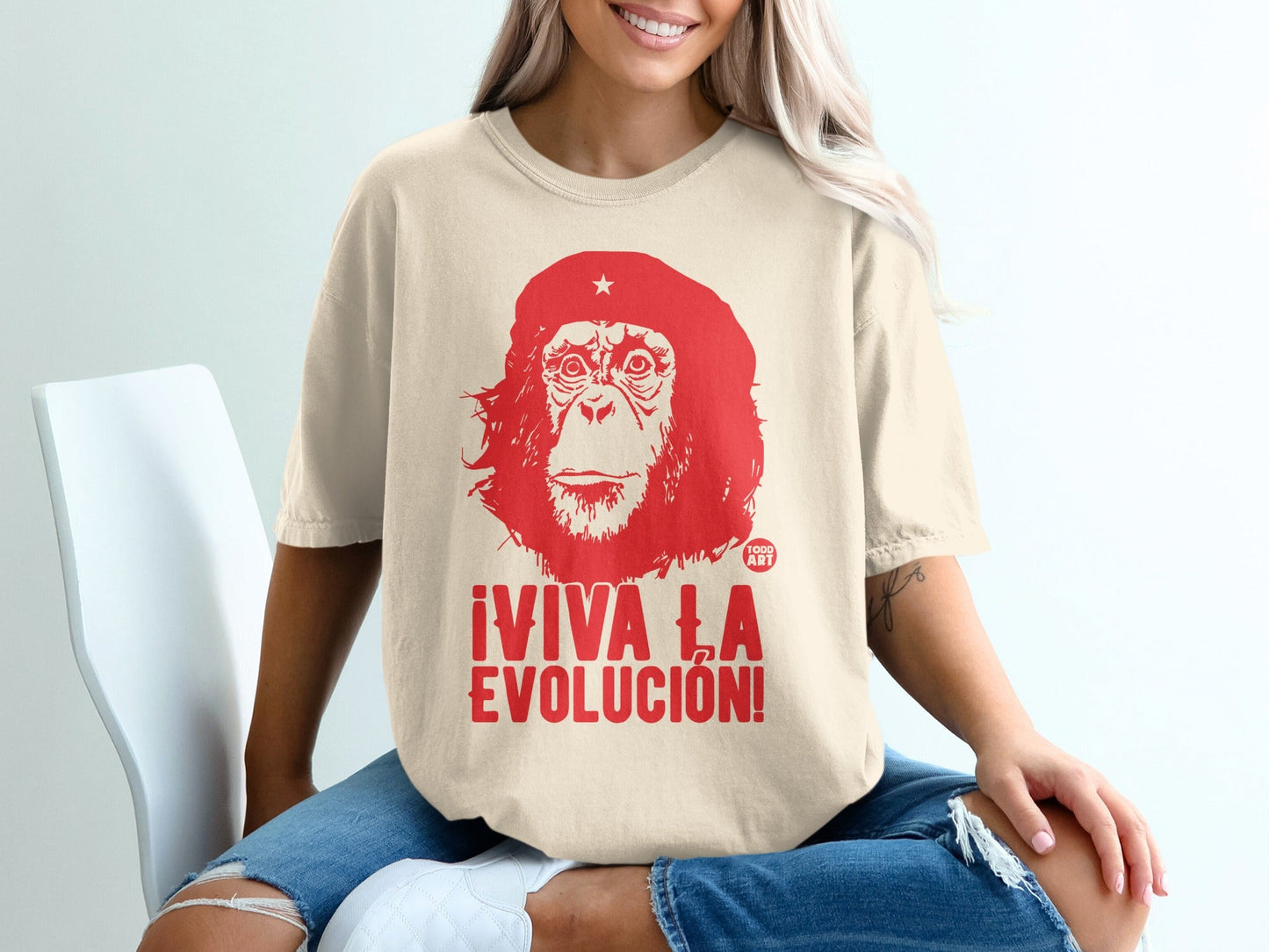 T-shirt with red graphic of Che Guevara's face and text ¬°VIVA LA EVOLUCI√ìN!
