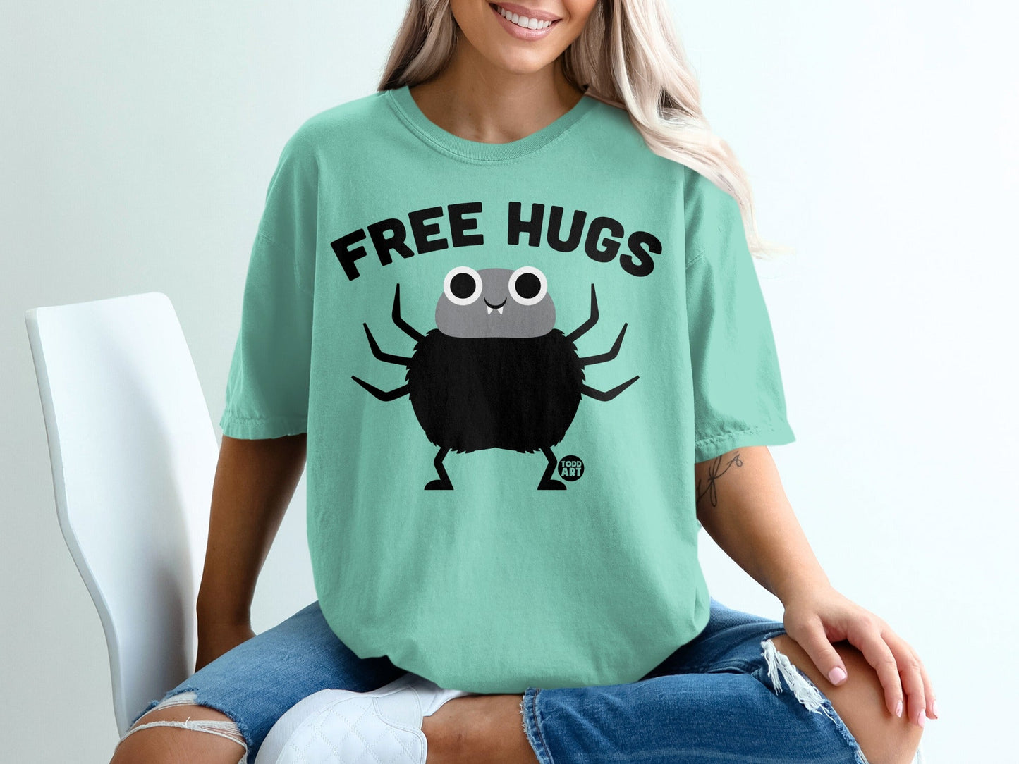 FREE HUGS Cute Spider Graphic T-Shirt