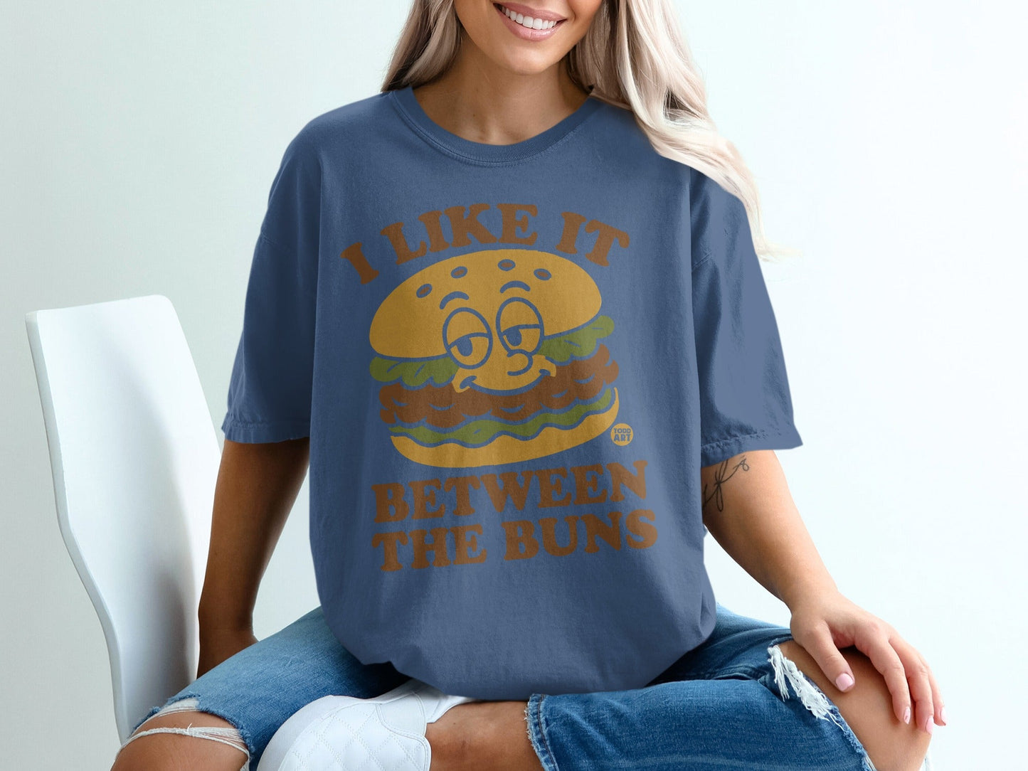 I Like It Between The Buns Funny Graphic T-Shirt
