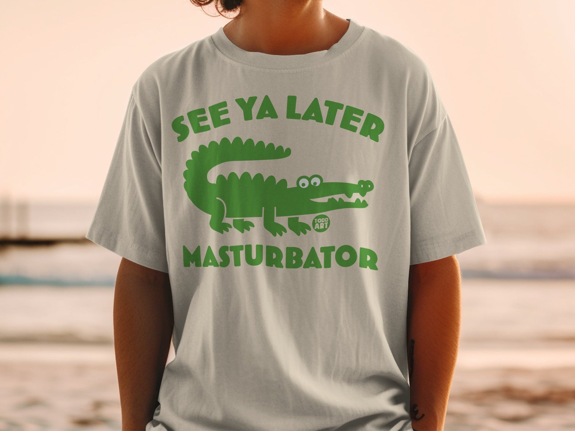 Green alligator graphic with "SEE YA LATER" and "TODO ART" text on a t-shirt.