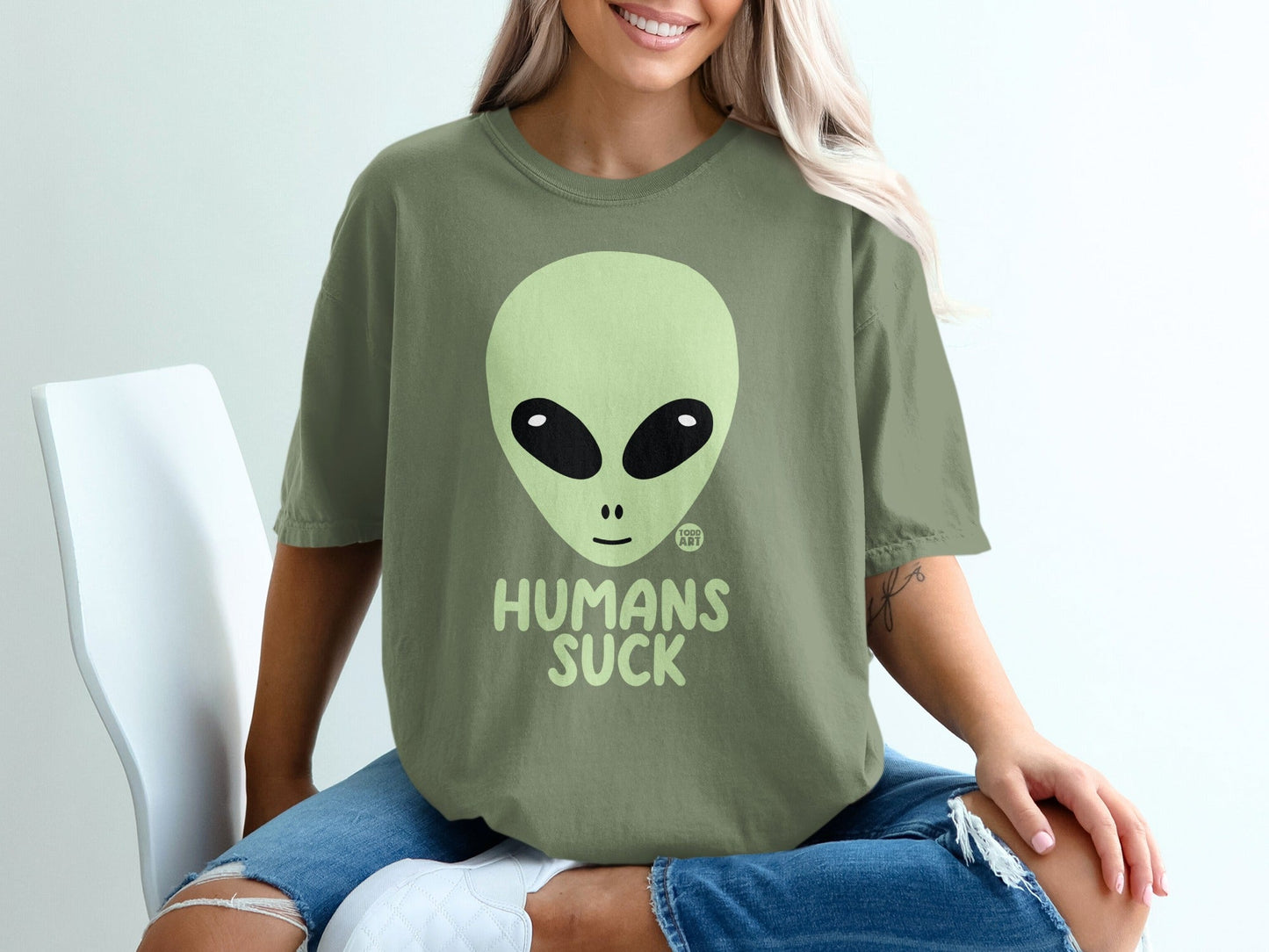 Humorous Alien Graphic Tee with 'Humans Suck' Text