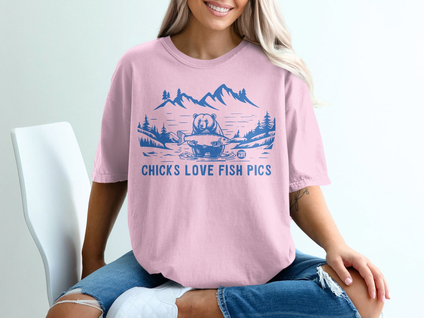 Chicks Love Fish Pics Graphic Bear Design T-shirt