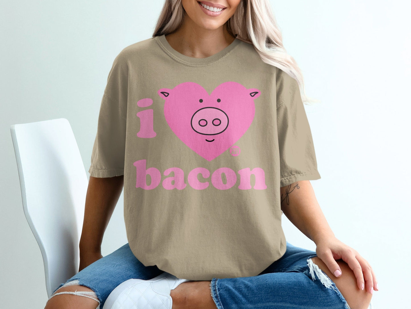 I Love Bacon Cute Pig Heart Graphic T-Shirt