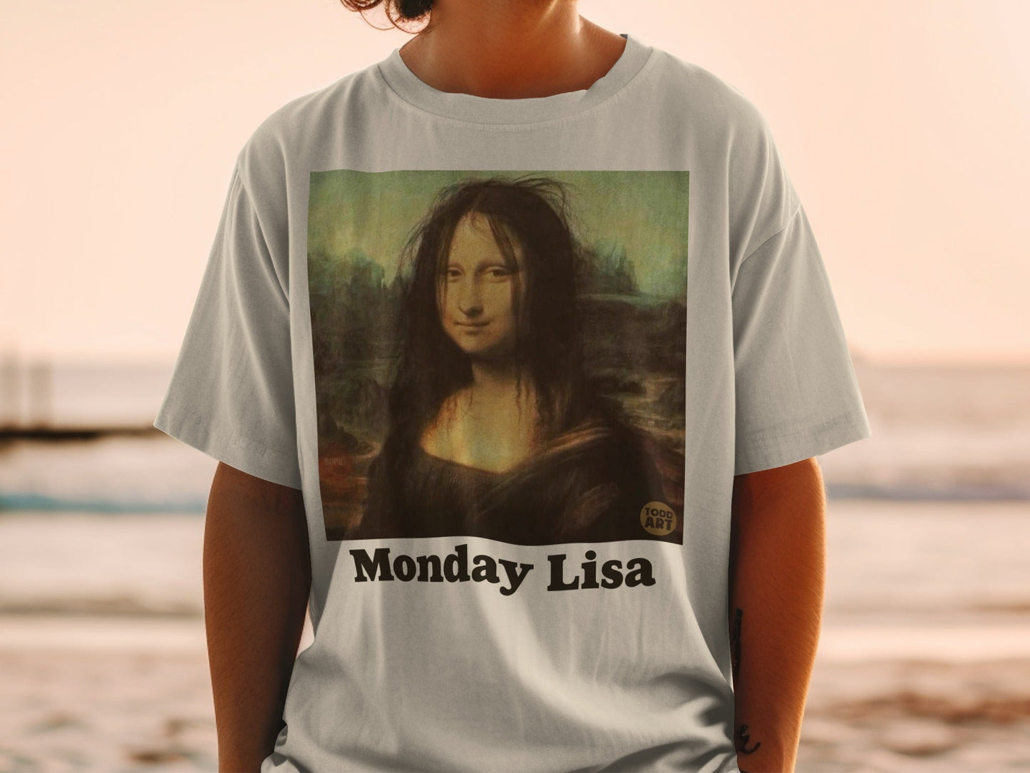 T-shirt featuring the Mona Lisa with the text "Monday Lisa" and a logo.