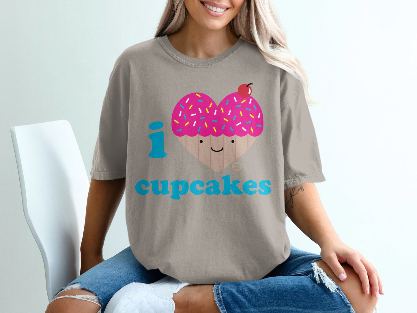 I Love Cupcakes Cute Colorful Graphic T-Shirt