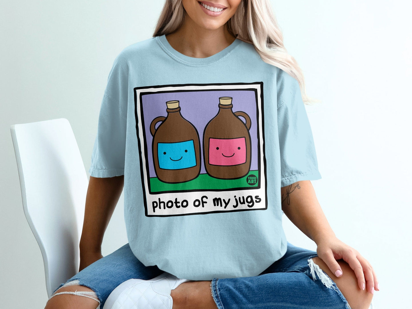 Two cartoon jugs with smiling faces, one blue, one pink.