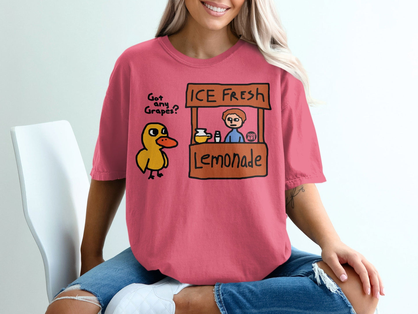 T-shirt with cartoon duck at ice-cold lemonade stand.
