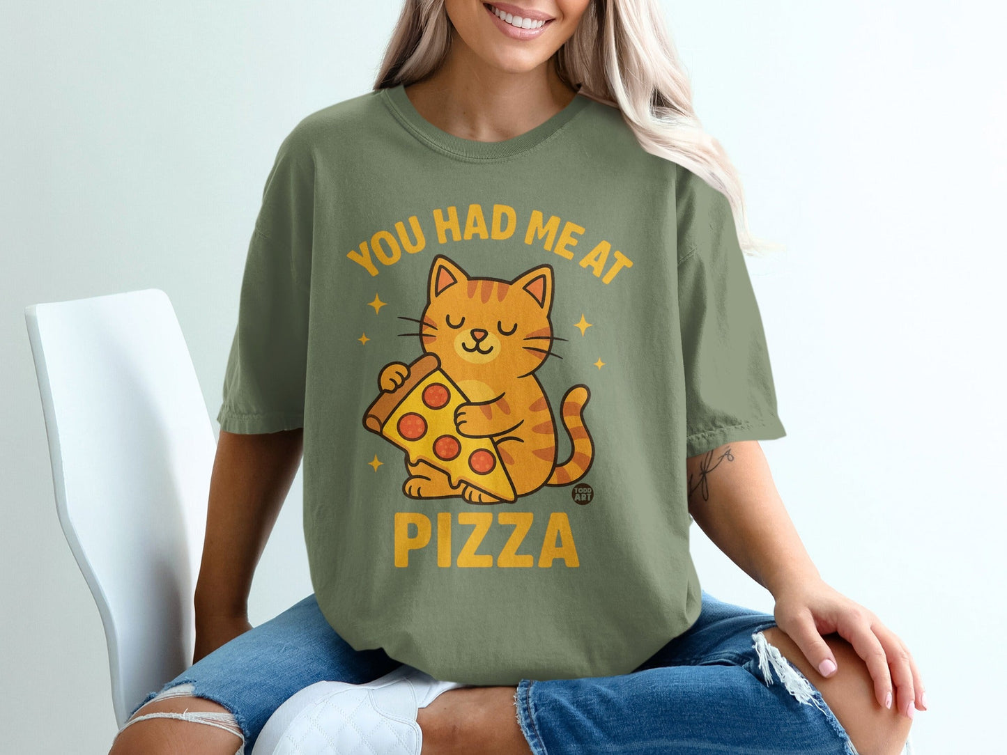 Cat wearing a shirt that says "You had me at pizza".