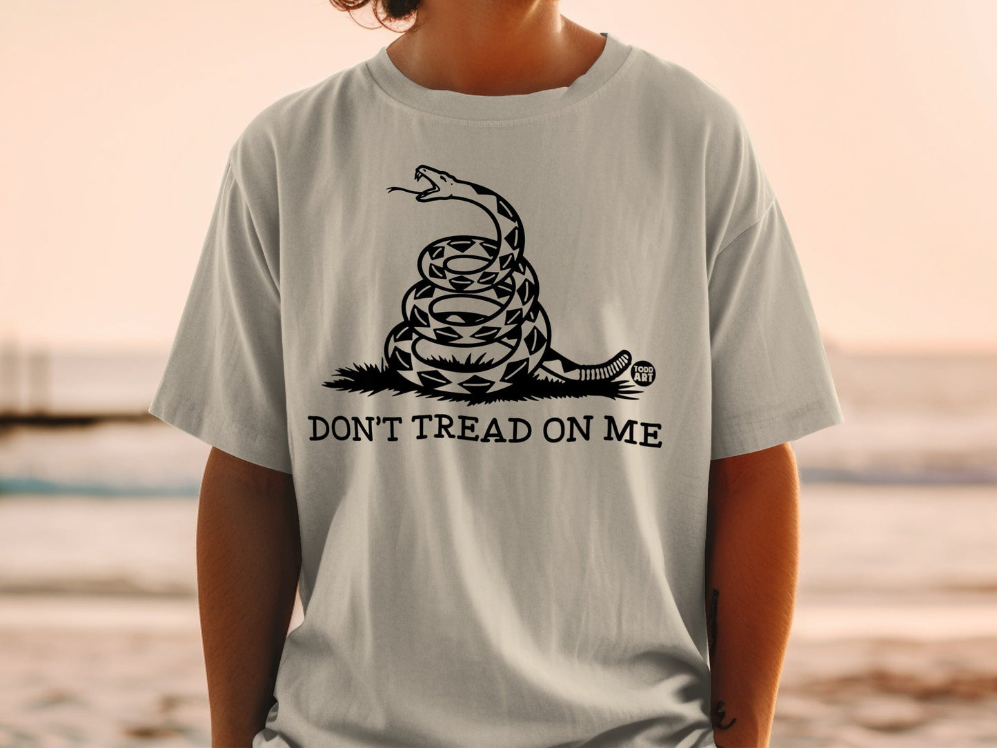 T-shirt with coiled rattlesnake and "Don't Tread On Me" text.