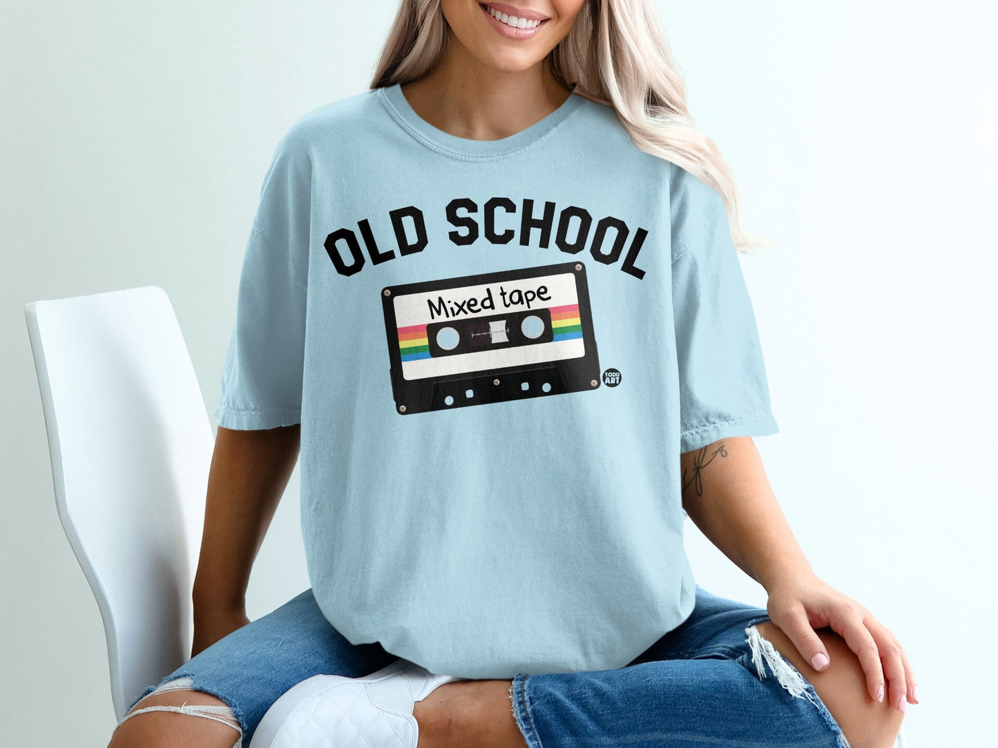Light blue t-shirt with "OLD SCHOOL Mixed tape" graphic.