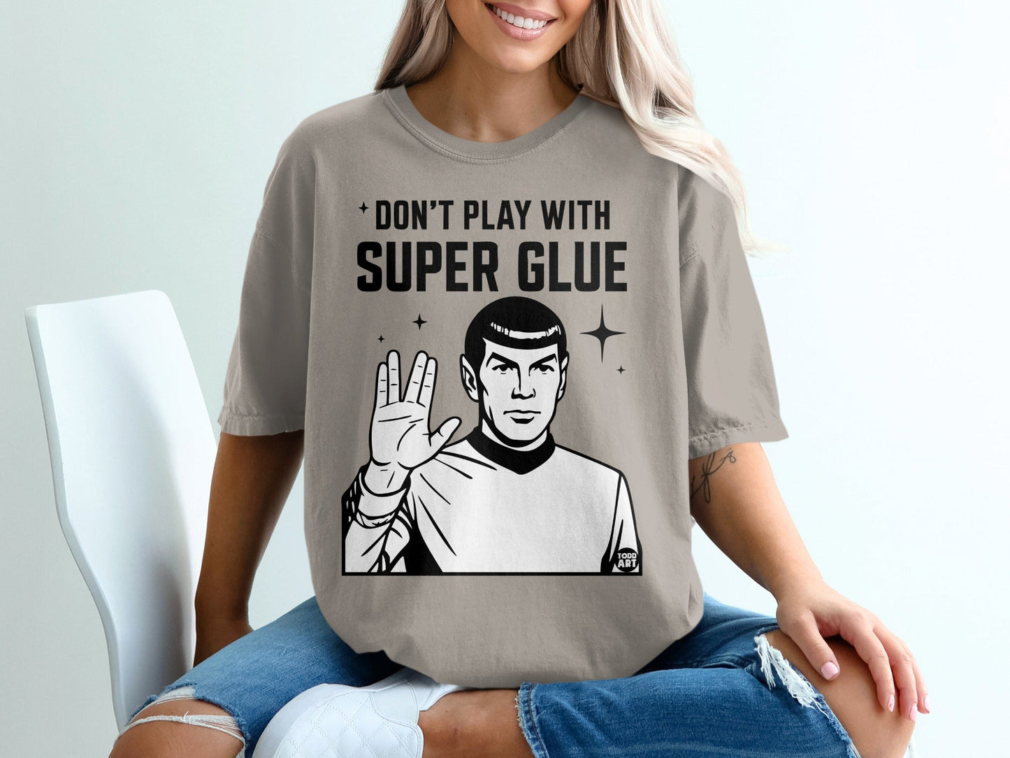 T-shirt with Star Trek's Spock saying "Don't play with super glue".