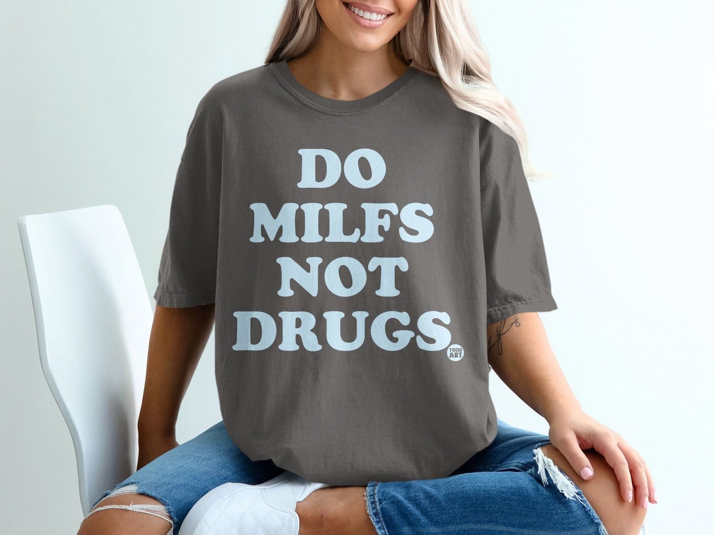 Do Milfs Not Drugs Slogan T-Shirt for Casual Wear