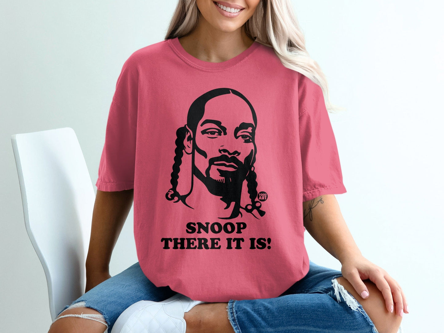 Snoop Dogg portrait on a pink t-shirt with "Snoop Dogg There It Is!" text.