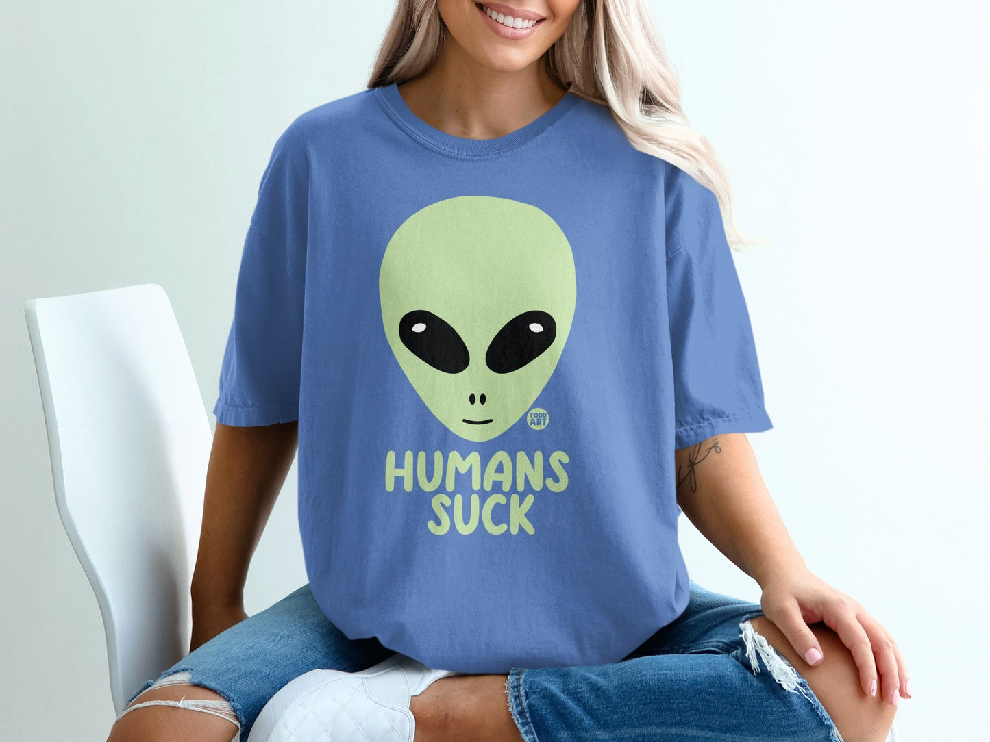 Humorous Alien Face 'Humans Suck' Graphic T-shirt