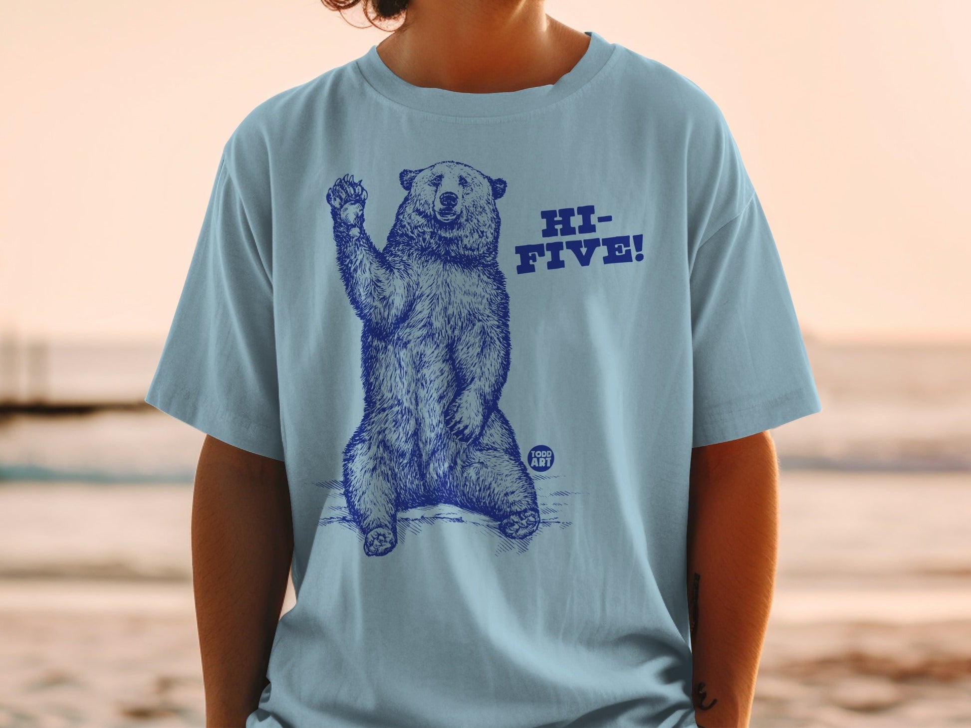 Hi-Five Bear Illustration Graphic T-Shirt