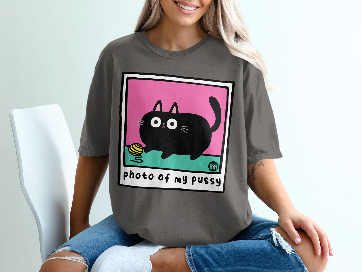 Gray t-shirt with cartoon cat holding a ball of yarn.